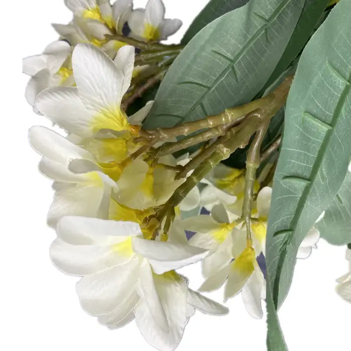 Une branche de fleur Frangipanier en soie avec feuilles vertes Plumeria Rubra fleur Frangipani blanche