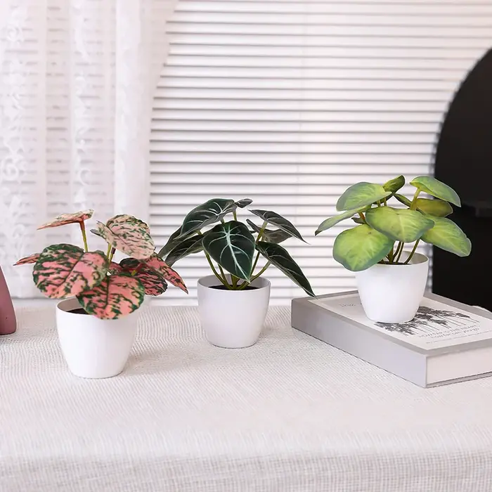 Plante verte artificielle en pot avec des feuilles de lierre vert