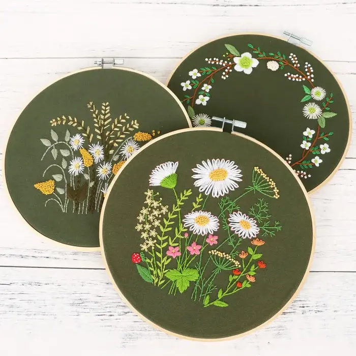 Ensemble de Broderie à Motif de Fleurs et Plantes
