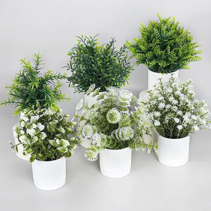 Plantes vertes bonsaï simulées