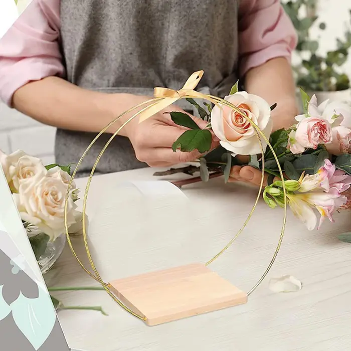 Pièce maîtresse de cerceau floral en métal avec support en bois