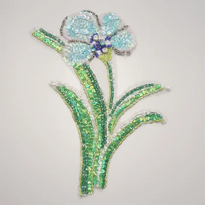 Fleur violette perlée en strass 3D faite à la main