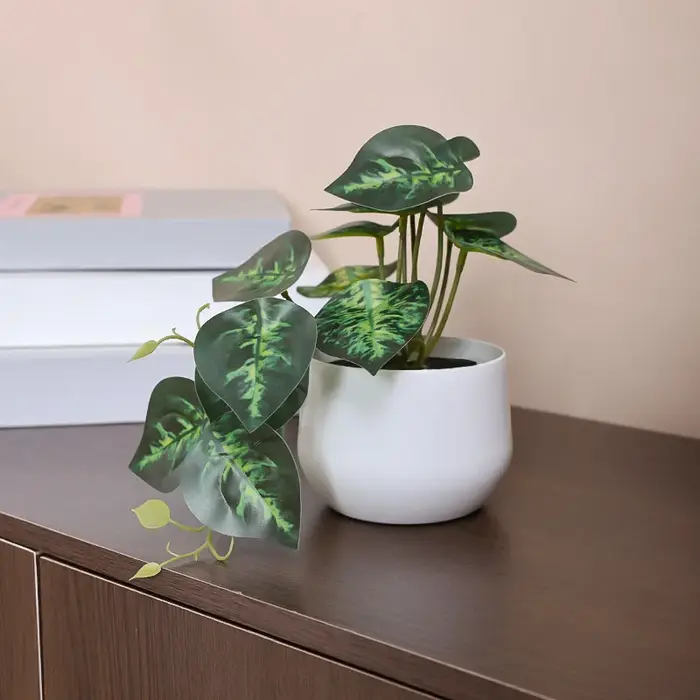 Plante simulée en pot, bureau d'affaires