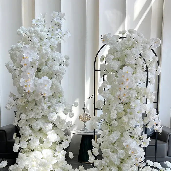 Arrangement floral 5D en pompons de roses et orchidées blanches pour arche de mariage