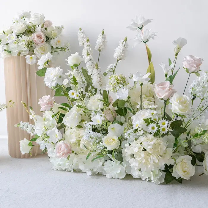 Composition florale au sol de roses blanches