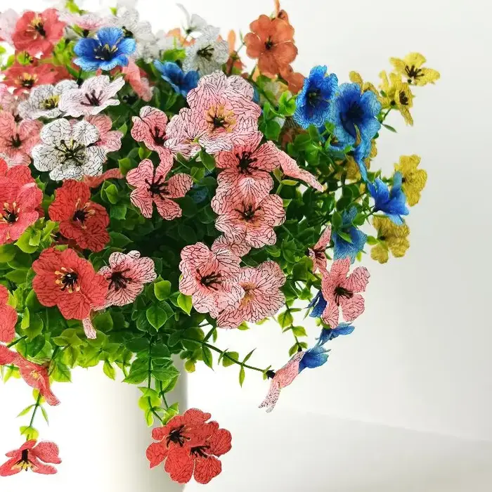 Bouquet de fleurs violettes artificielles