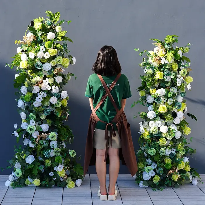 Champagne blanc verdure feuilles canapé coureur Arrangement Floral décor mariage toile de fond KT conseil événement scène sol fleurs A8704