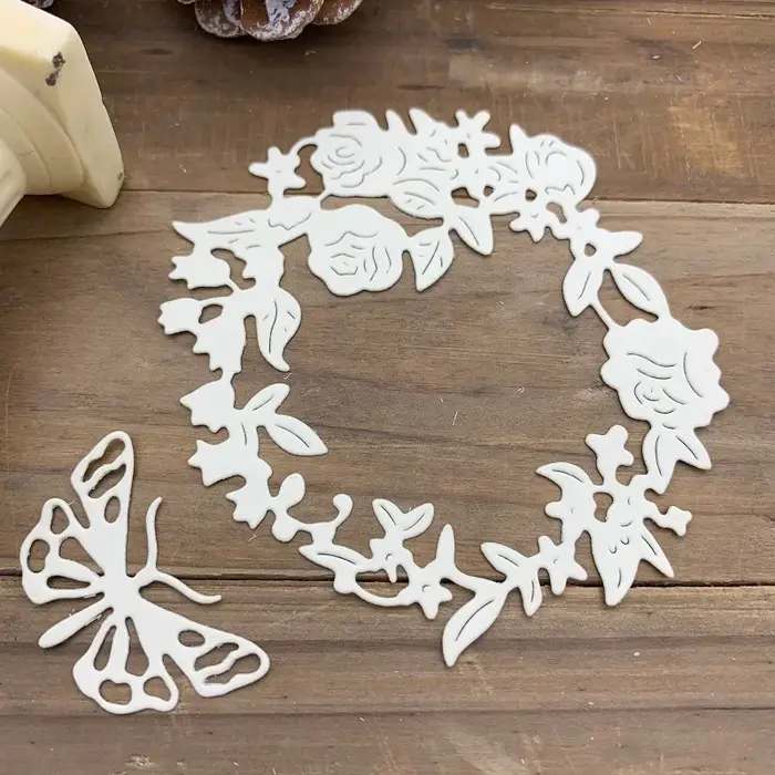 Guirlande de fleurs et de papillons