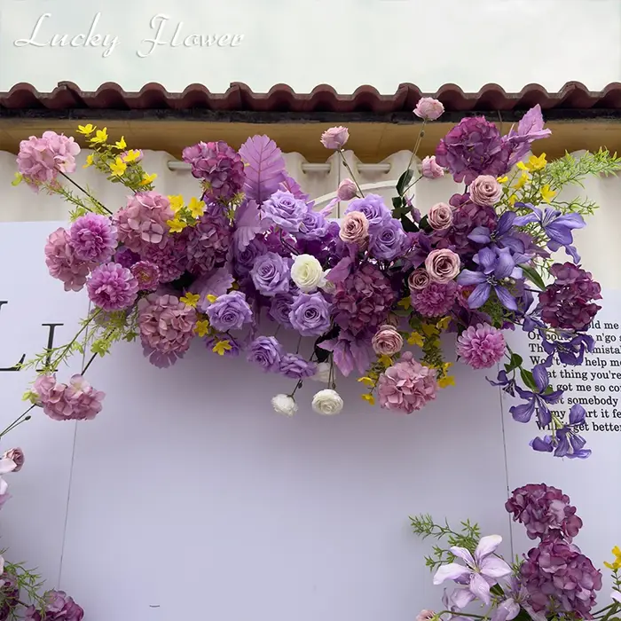 Décoration de mariage en plein air blanche/violette