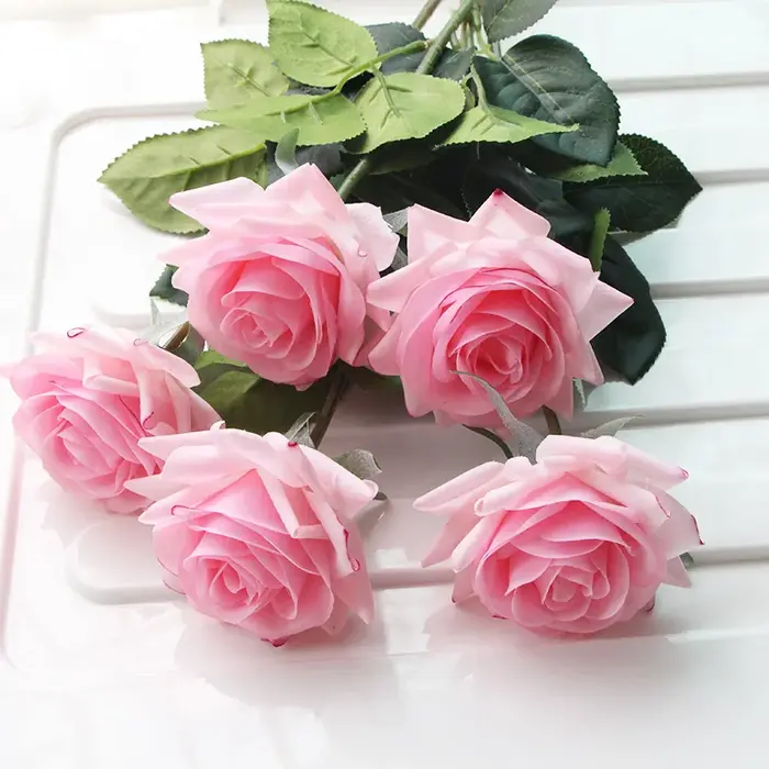 Roses artificielles au toucher réel