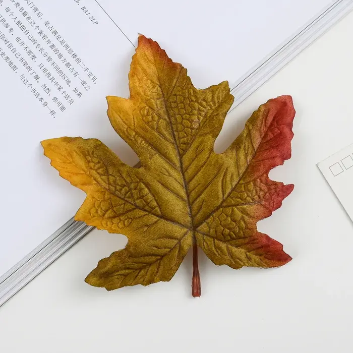 50/100PC Plantes Artificielles En Soie Feuille D'érable Halloween Jour Des Morts De Noël Decora Accu