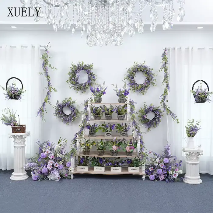 Plante en pot violette