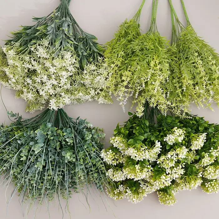 Plante verte artificielle avec feuilles d'eucalyptus