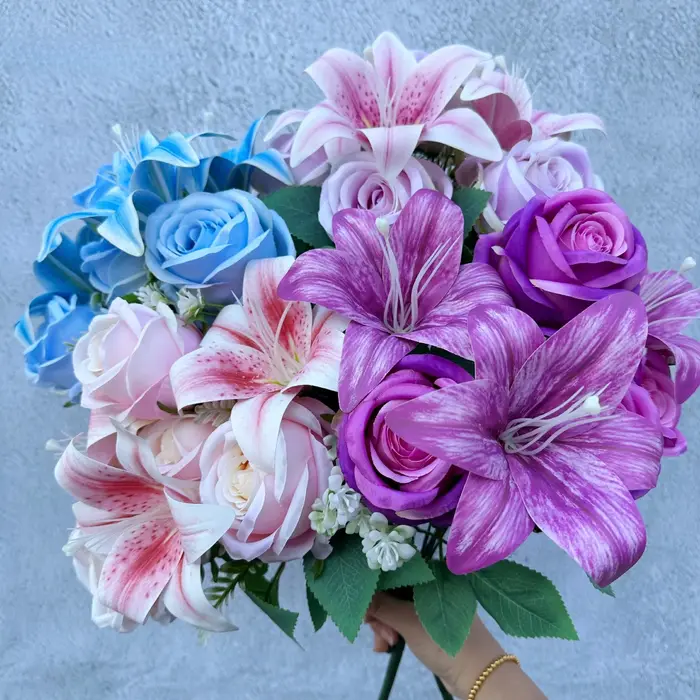 Bouquet de Couleurs Printanières : 9 Tiges de Roses et Lys Mixtes