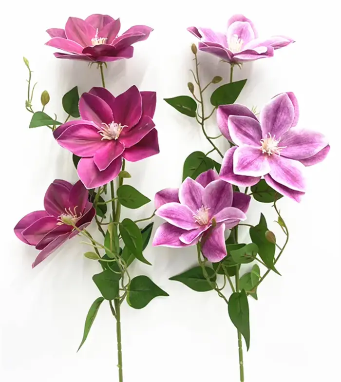 Une branche de fleur de clématites artificielle