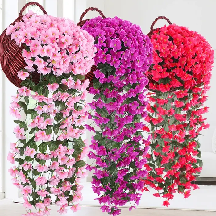 Plante artificielle violette suspendue