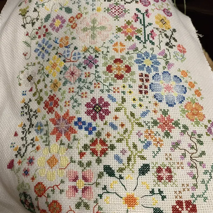 Kit de broderie « Une fleur par jour » avec motifs brodés pré-imprimés