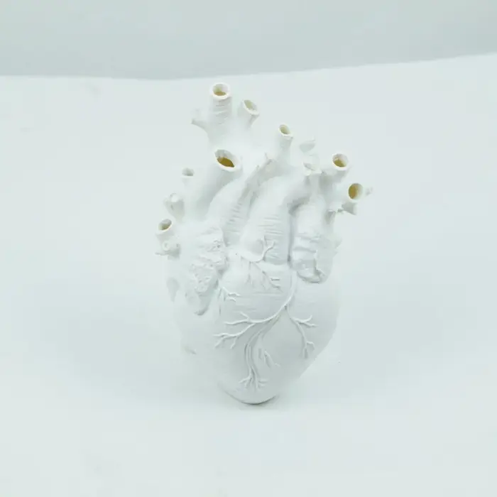 Vase en résine en forme de cœur pour arrangement floral