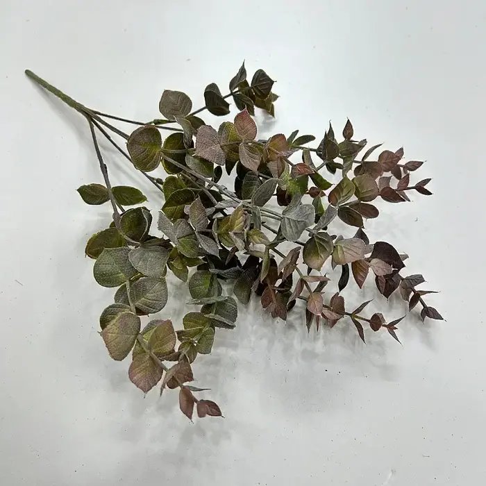 Simulation de plantes vertes en plastique d'eucalyptus