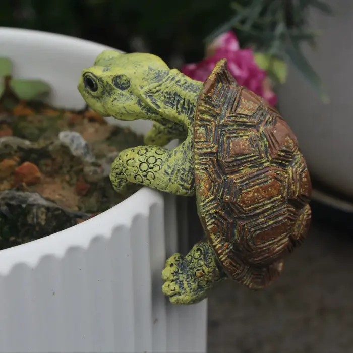 Statue de tortue grimpante vintage en résine