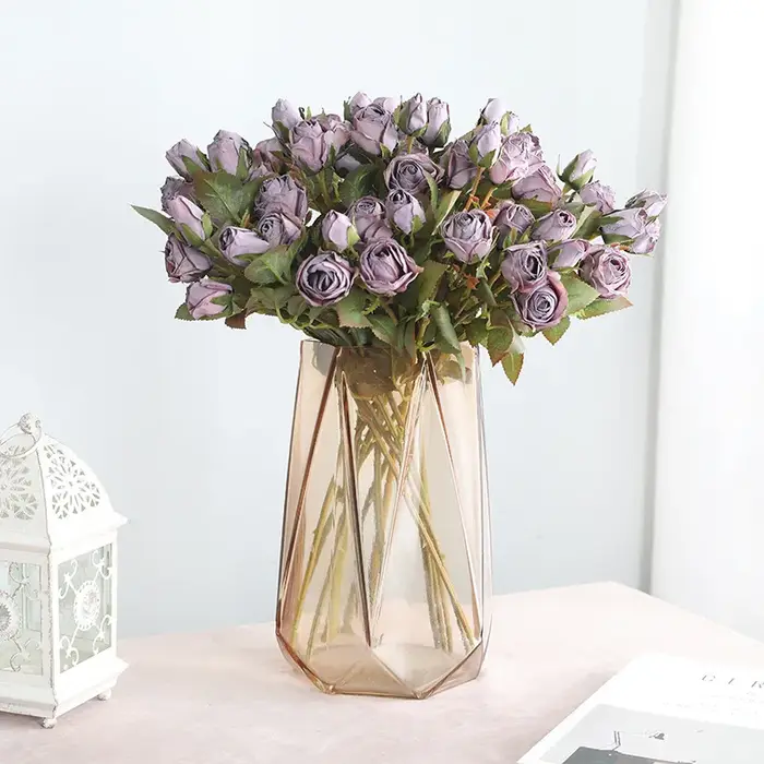 Exposition de fausses fleurs artificielles pour faire de vieilles roses à bord de coke