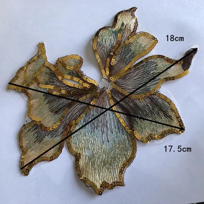 Patch brodé de fleurs cousues