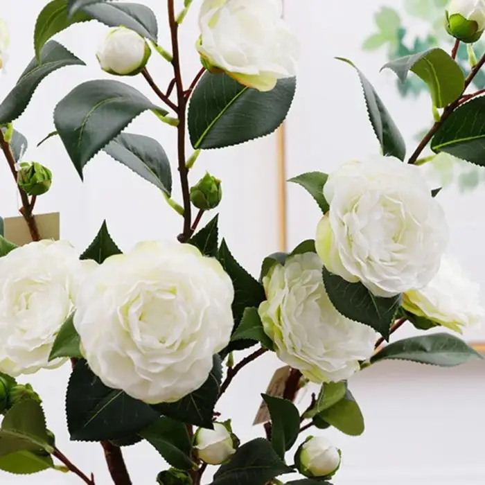 Fleur de camélia artificielle à feuilles vertes