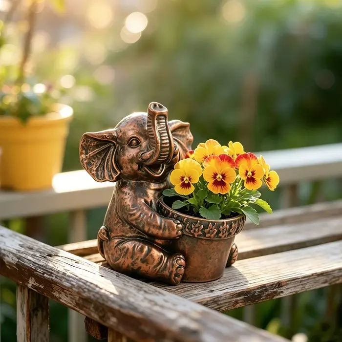 Statue de plante en forme d'éléphant vintage
