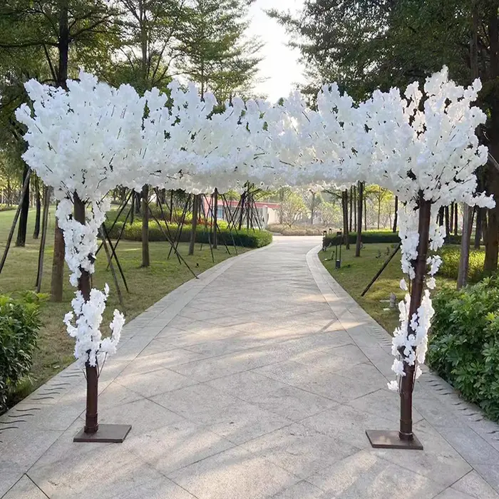 Arc d'arbre à fleurs de cerisier artificielles blanches