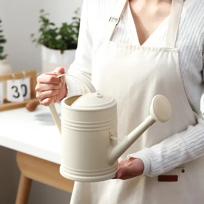 Arrosoir pratique à longue bouche