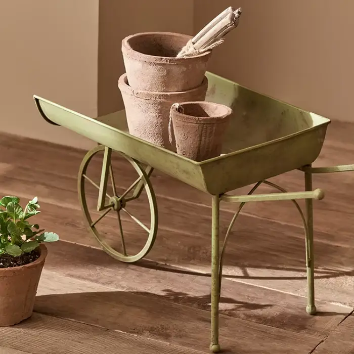 Pots de fleurs en fer vintage