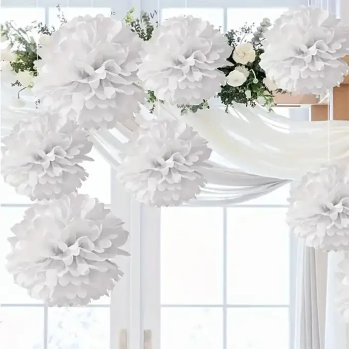 Boules de fleurs en papier blanc
