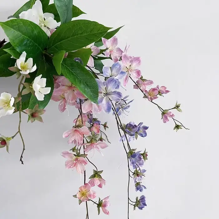 Fleurs artificielles suspendues au jasmin