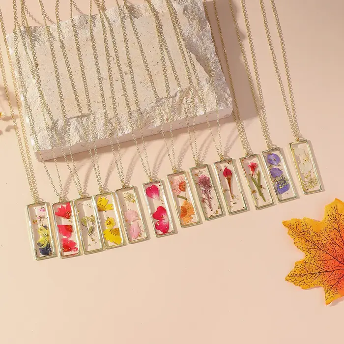 Collier pendentif en fleurs naturelles séchées