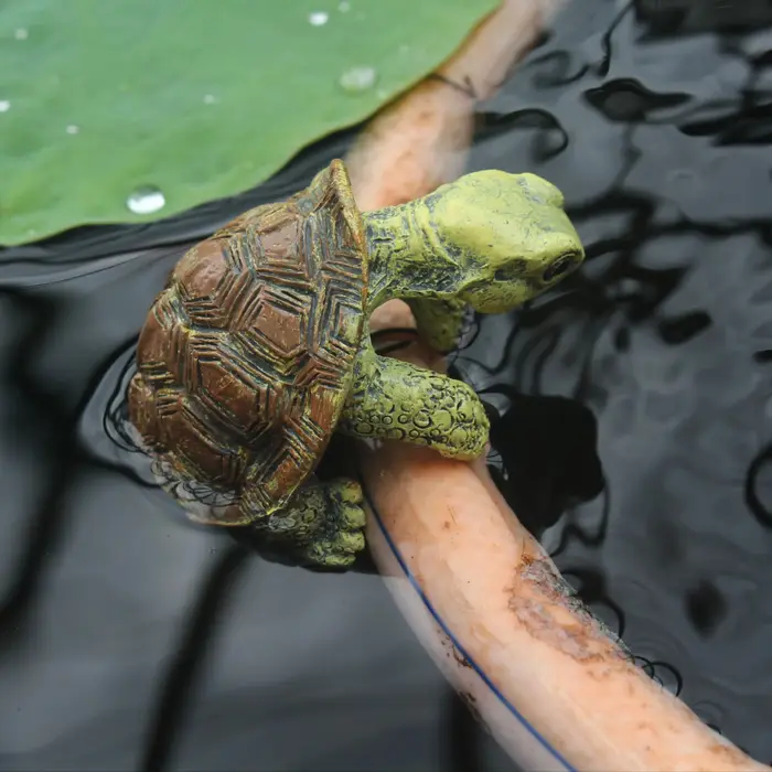 Statue de tortue grimpante vintage en résine