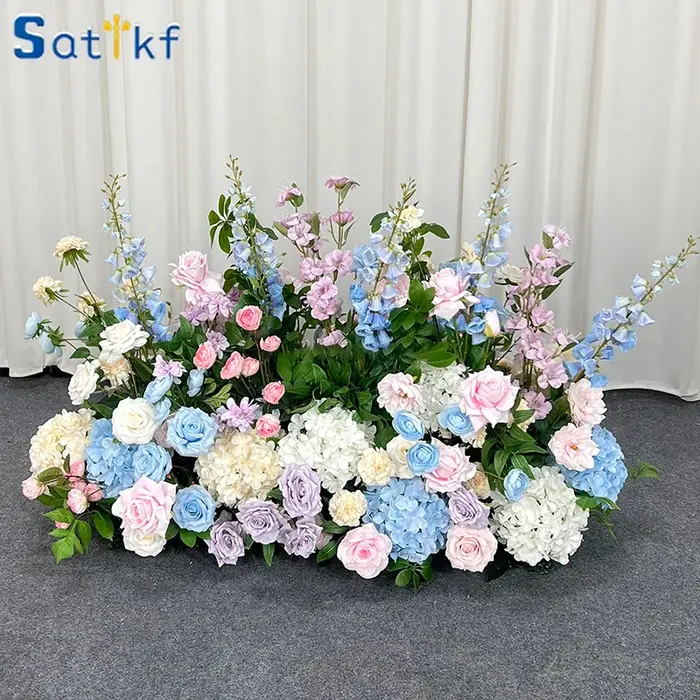 Composition florale bleue et rose en boule