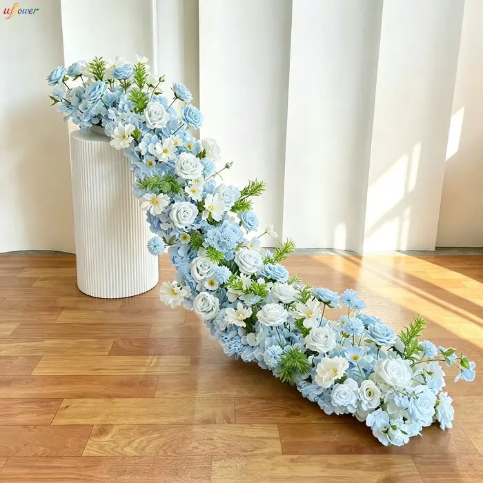 Fleurs artificielles personnalisées : rangée de roses blanches et d'orchidées papillon pour arche de
