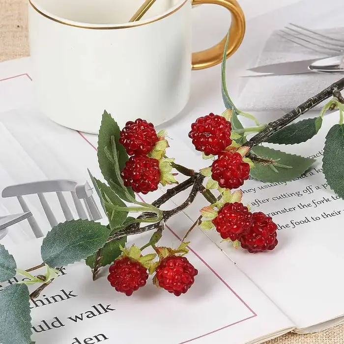 Plante artificielle de framboise rouge élégante