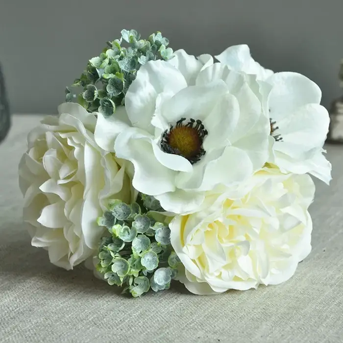 Bouquet de pivoines de montagne parfumées nordiques, fleur de simulation, main fraîche tenant de fau