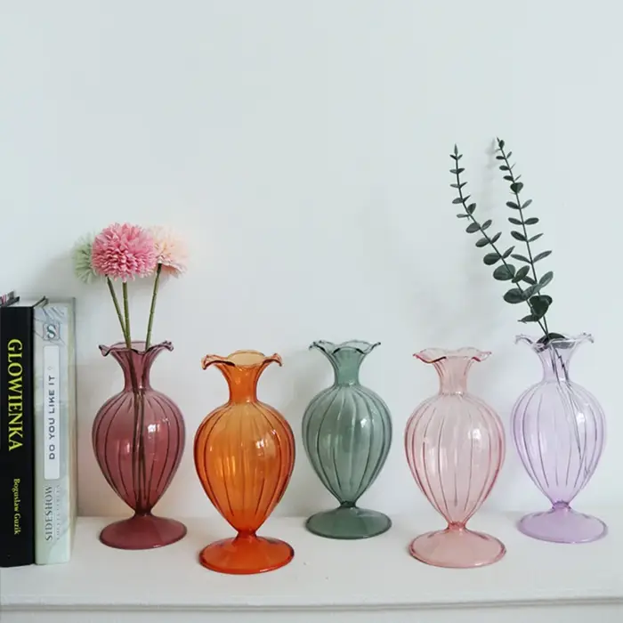 Vase à fleurs en verre coloré côtelé simple