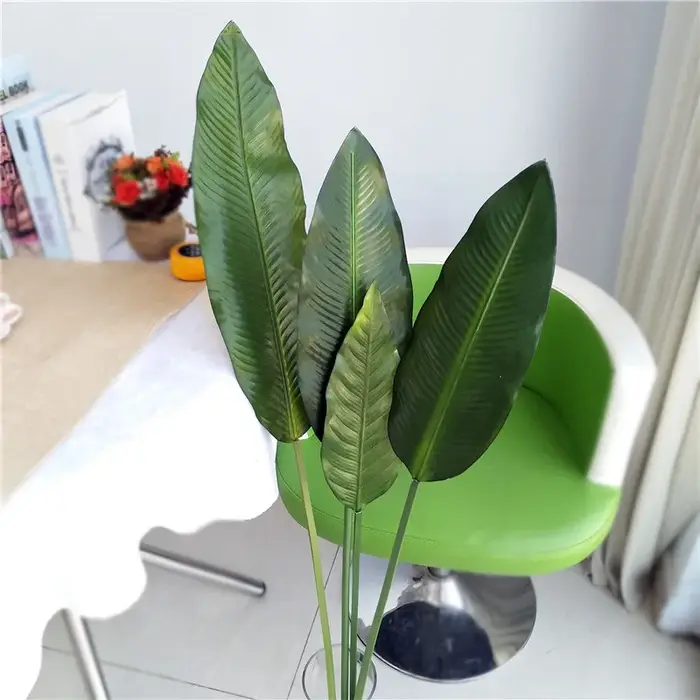 Les feuilles de bananier artificielles et les oiseaux du paradis conviennent aux décorations de maison