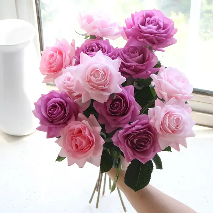 Roses artificielles au toucher réel