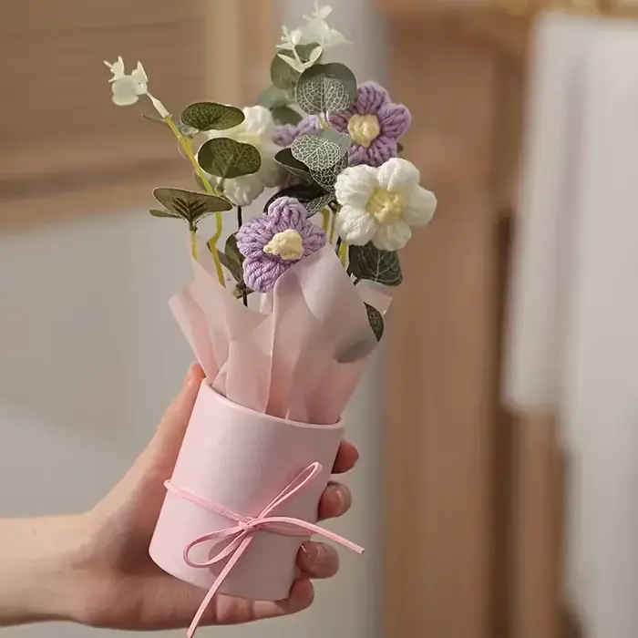 Bouquet fait main avec vase rose comprenant 5 fleurs au crochet, papier d'emballage en tissu et ruba