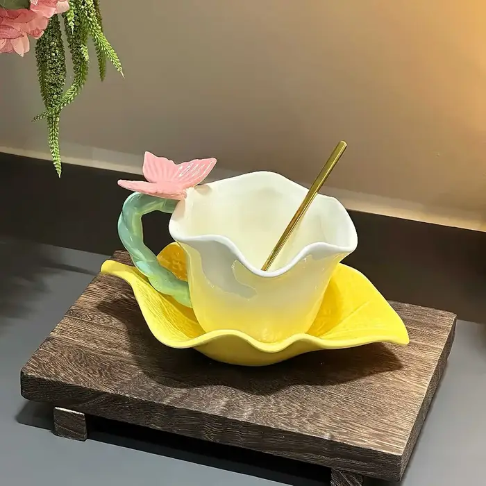 Ensemble de tasses à café en céramique avec bord de fleur et de papillon, 280ml, haute beauté, assie