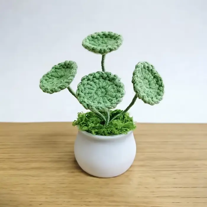 Plante tricotée mignonne en pot à quatre feuilles au crochet