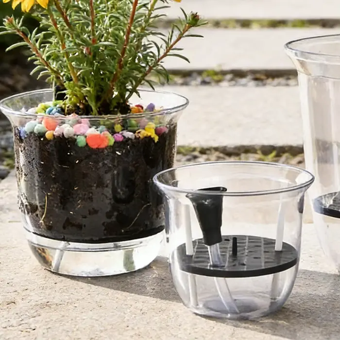 Pots de plantes en plastique