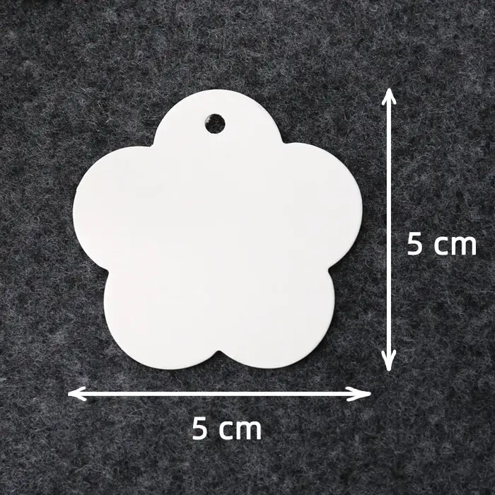 Étiquettes en papier kraft blanc en forme de fleur