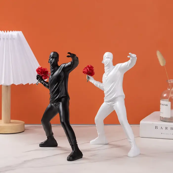 Banksy lance des fleurs, ornements, œuvres d'art abstraites, sculptures, figurines, décorations pour salons, bureaux, décoration intérieure, produit artisanal