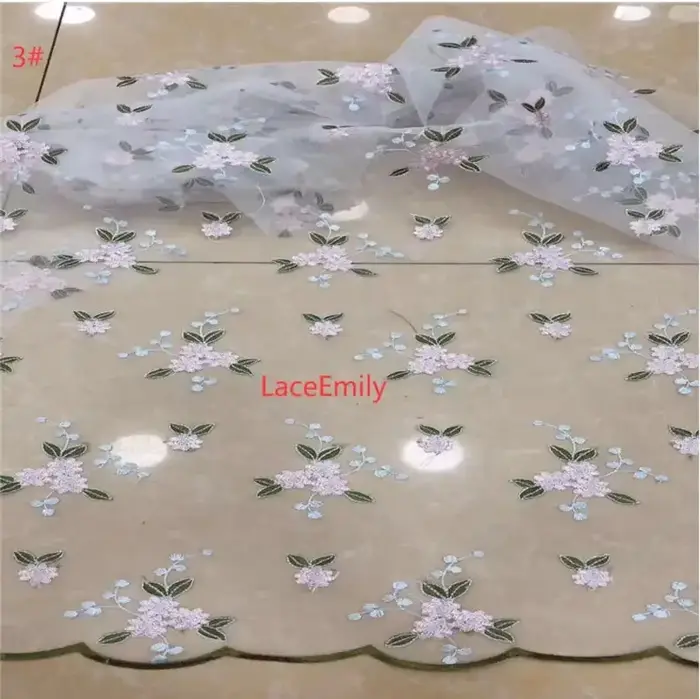Tissu de dentelle de fleurs violettes