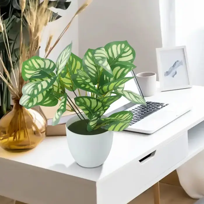 Fleurs et plantes artificielles en pot